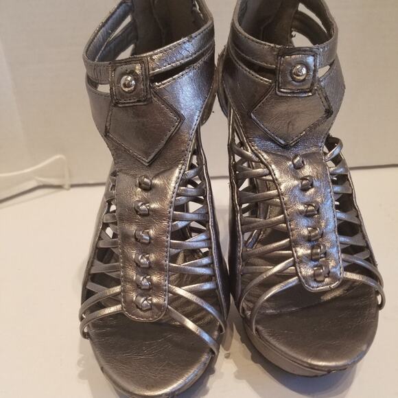 Qupid Sexy Grey Platform Heels Zipper Back Comfortable Lightweight Women Sz 4.5 - Picture 3 of 5